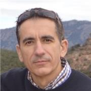 Professeur particulier donne cours de soutien scolaire aux étudiants de collège